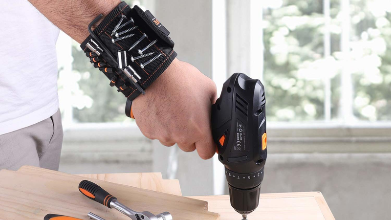 Brazalete magnético Tacklife | $7 | Amazon | Usa el código 5L9WV4A8Foto: Amazon
